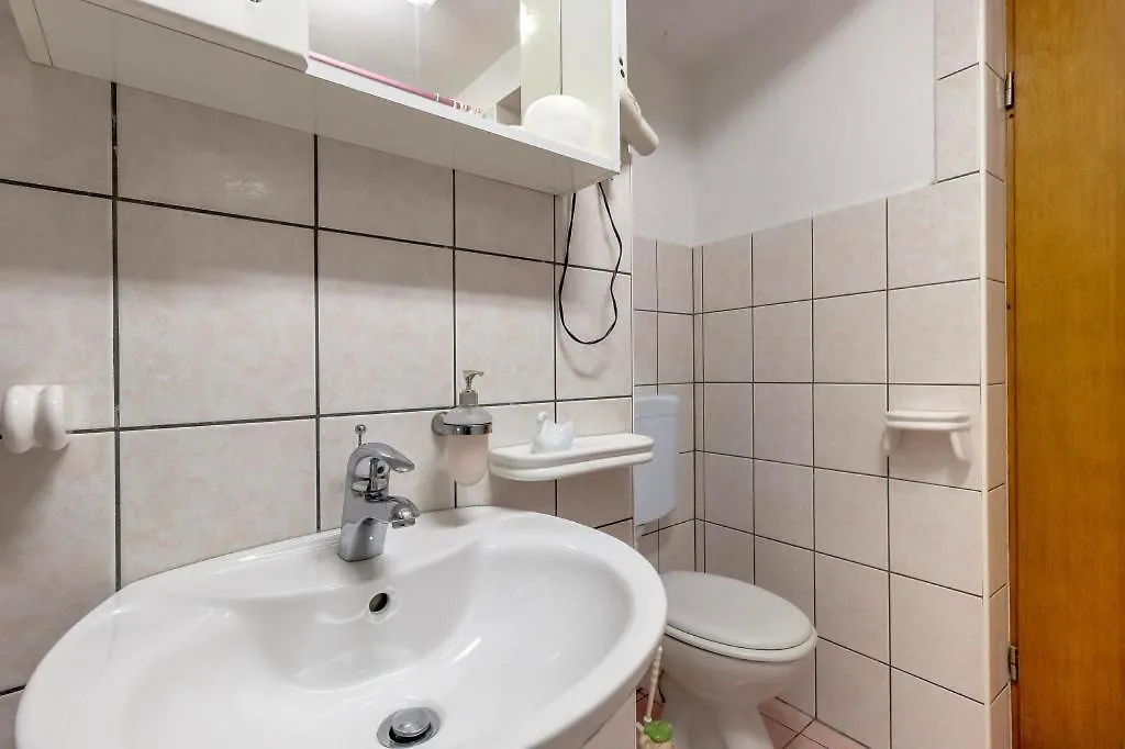 Room In Nerezine With Balcony, Wifi 4827-5 Guest house